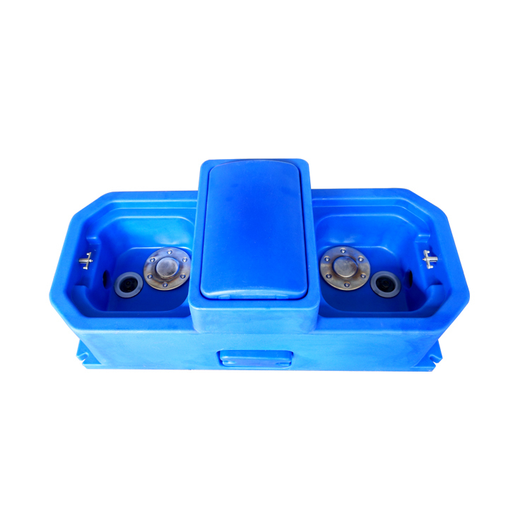 Máng uống nước cho bò bằng polyethylene chịu va đập hạng nặng, chiều cao uống 30cm và thiết kế bền bỉ